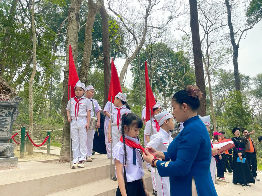 Lễ kết nạp Đội của học sinh Trường THPT Đội Cấn. (Ảnh: NTCC)