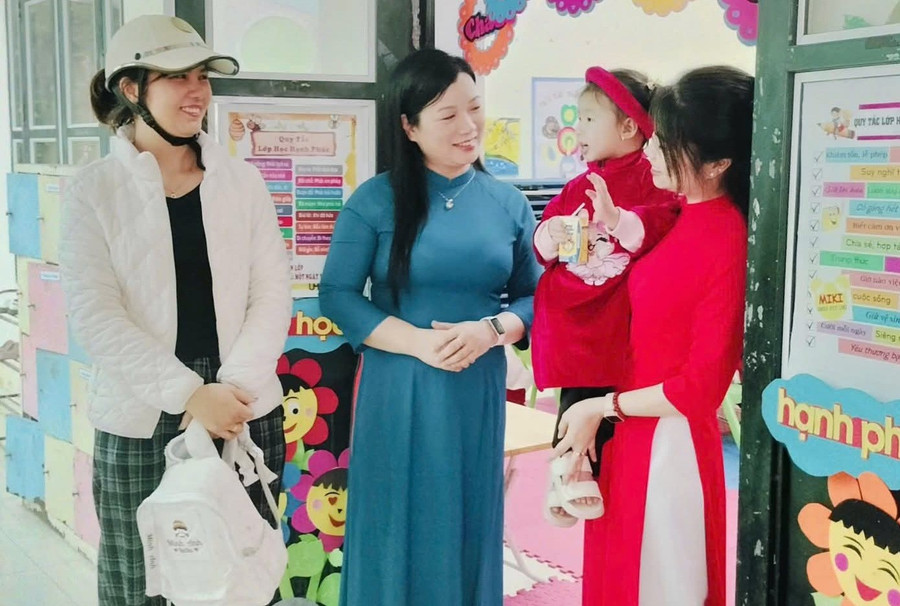 Giáo viên Trường MN Hương Sen, phường Nông Tiến đón trẻ đến lớp. (Ảnh: NTCC)