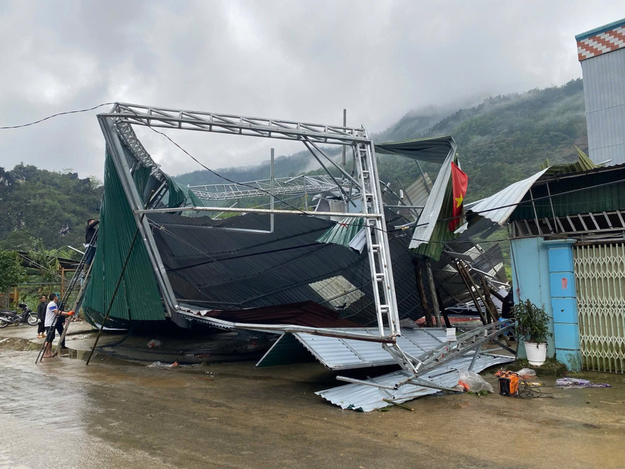 Dông lốc, mưa đá gây thiệt hại tại xã Lùng Tám.