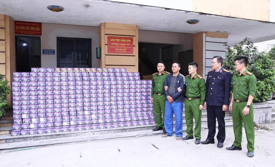 Số lượng pháo lớn được vận chuyển qua biên giới. (Ảnh: CATQ)