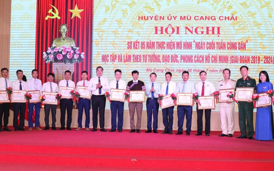 Ngày 2/7, lãnh đạo tỉnh Yên Bái trao thưởng cho các tập thể có thành tích xuất sắc trong thực hiện mô hình "Ngày cuối tuần cùng dân".