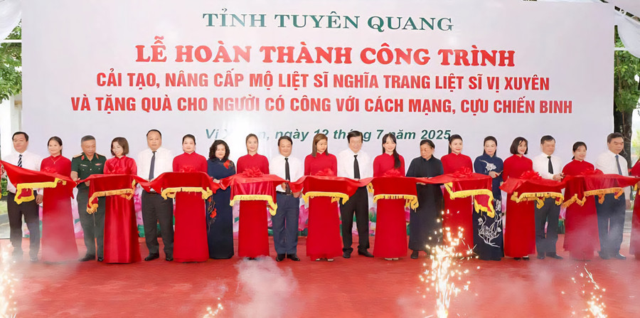 Nguyên Chủ tịch nước Trương Tấn Sang dự lễ hoàn thành công trình cải tạo, nâng cấp mộ liệt sĩ tại Nghĩa trang liệt sĩ Vị Xuyên.