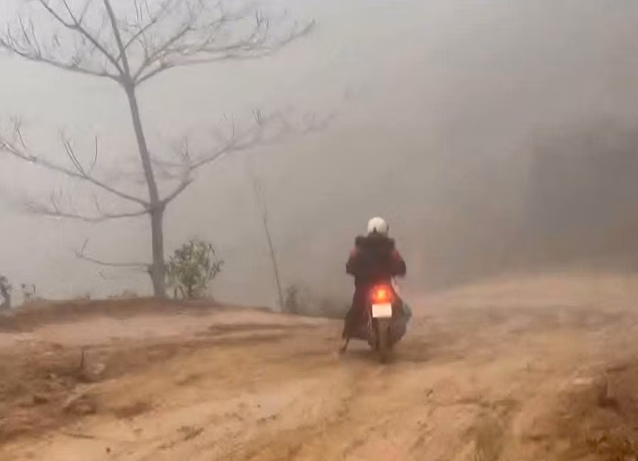 Đường đi trơn trượt, hiểm trở lại nhiều sương mù khiến việc đi lại trở nên khó khăn. (Ảnh: NVCC)