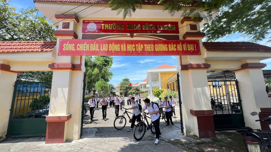 សិស្សនៃអនុវិទ្យាល័យ Binh Thuan ។ 1000040324.jpg