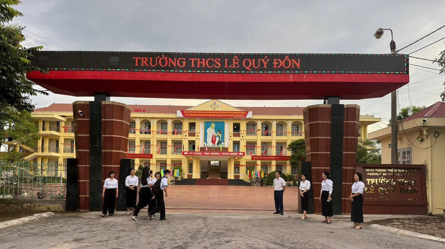 សិស្សថ្នាក់ទី 9 នៃអនុវិទ្យាល័យ Le Quy Don, Minh Xuan Ward, Tuyen Quang ត្រលប់មកសាលាវិញដោយមានការស្វាគមន៍ពីលោកគ្រូអ្នកគ្រូ។ 1000040320.jpg