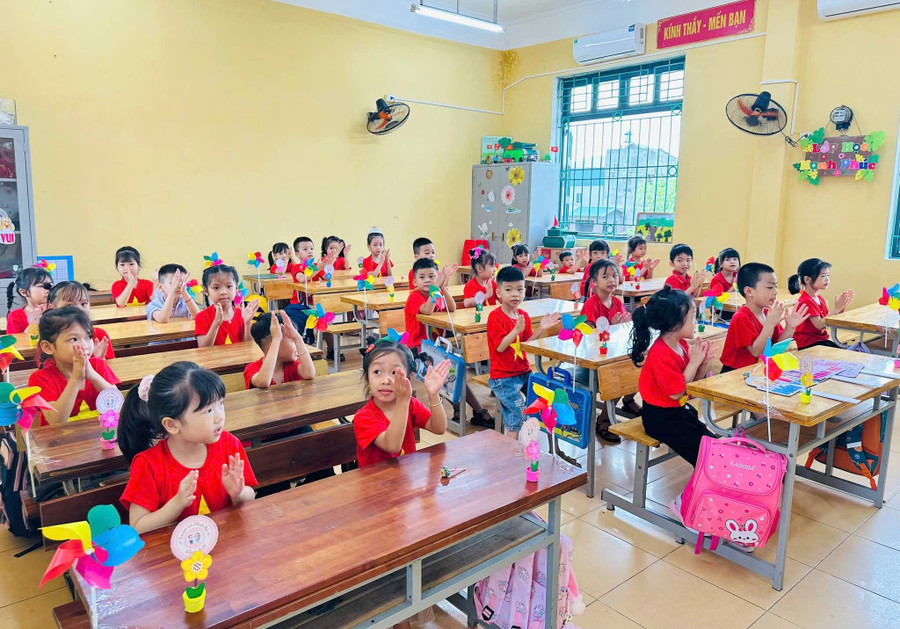 សិស្សថ្នាក់ទីមួយនៅសាលាបឋមសិក្សា Truong Thanh, Minh Xuan ។ 1000040322.jpg