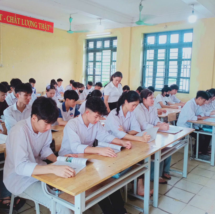 សិស្សថ្នាក់ទី១២ នៃវិទ្យាល័យ សឺន ណាំ នៅថ្ងៃចូលរៀនដំបូង។ 1000040321.jpg