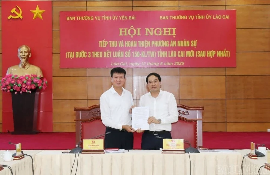 Bí thư Tỉnh ủy Lào Cai Trịnh Xuân Trường và Bí thư Tỉnh ủy Yên Bái Trần Huy Tuấn ký Nghị quyết liên tịch của Ban Thường vụ Tỉnh ủy 2 tỉnh về phương án nhân sự tỉnh Lào Cai mới.
