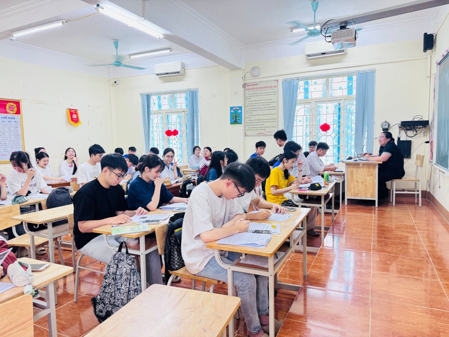Học sinh Trường THPT Nguyễn Huệ ôn luyện cho Kỳ thi tốt nghiệp THPT. 1000037882.jpg
