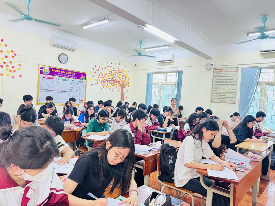 1 lớp ôn luyện của Trường THPT Nguyễn Huệ (TP Yên Bái). 1000037880.jpg