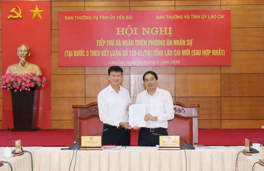 Bí thư Tỉnh ủy Lào Cai Trịnh Xuân Trường và Bí thư Tỉnh ủy Yên Bái Trần Huy Tuấn ký Nghị quyết liên tịch của Ban Thường vụ Tỉnh ủy 2 tỉnh về phương án nhân sự tỉnh Lào Cai mới.