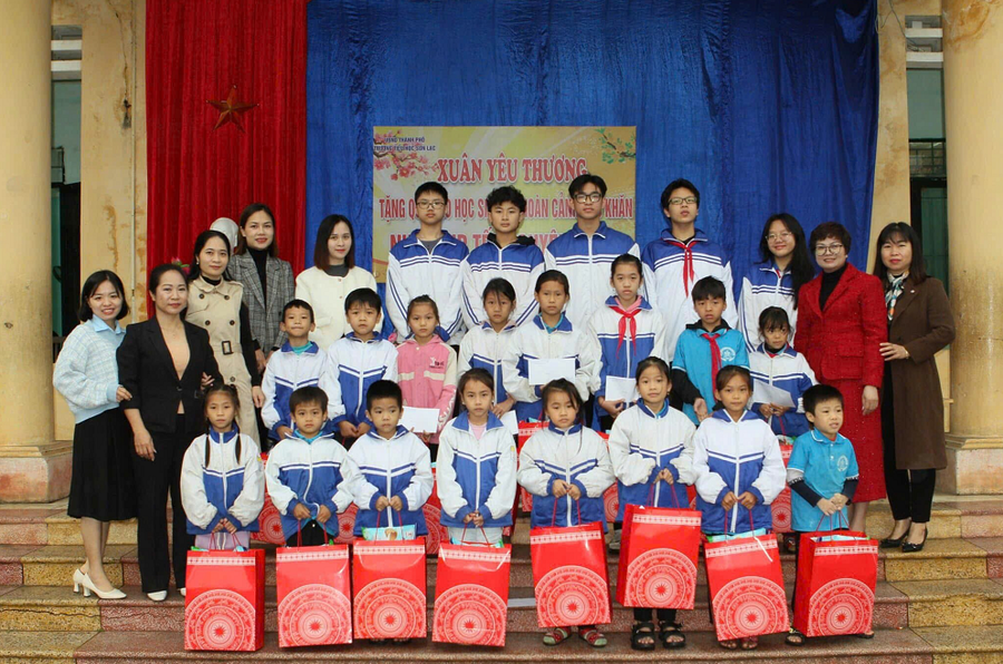 Hoạt động tặng quà cho học sinh có hoàn cảnh khó khăn. 03.png