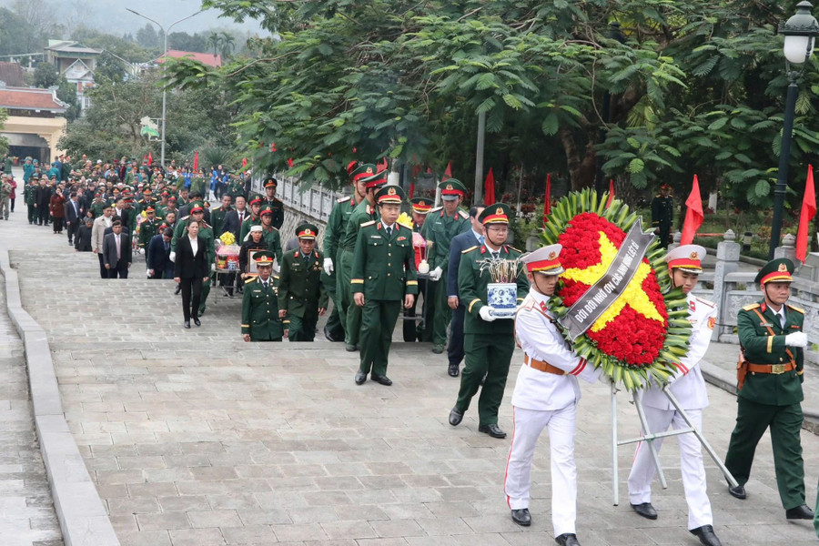 5 hài cốt liệt sĩ và 1 mộ liệt sĩ tập thể được an táng tại Vị Xuyên, Tuyên Quang. (Ảnh: CTTTQ)
