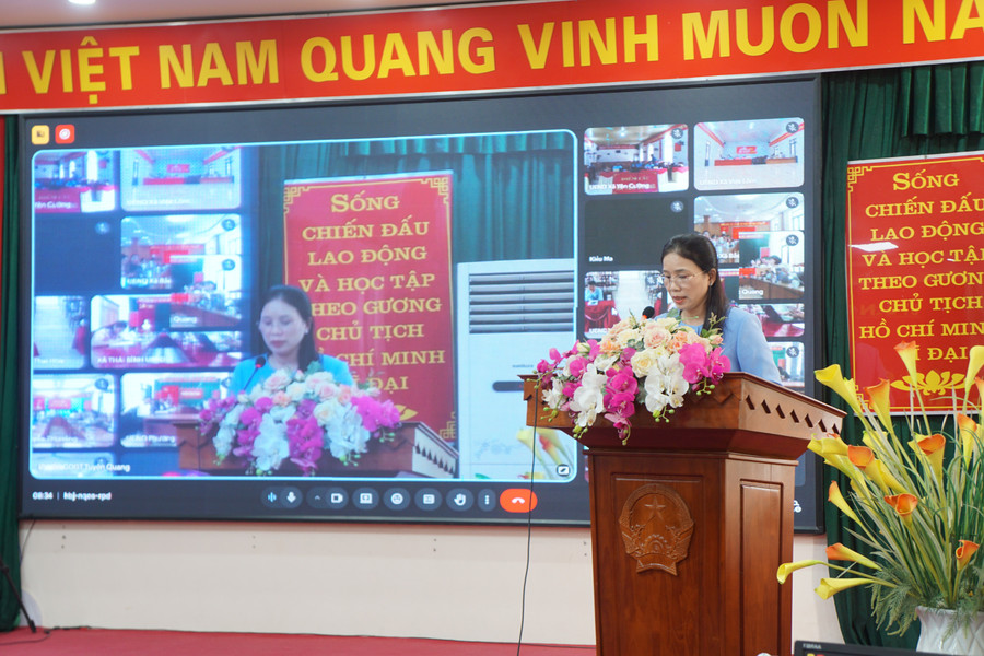Bà Mai Thị Thanh Bình, Phó Giám đốc Sở GD&ĐT tỉnh Tuyên Quang giải đáp nhiều thắc mắc của lãnh đạo UBND các xã, phường trên địa bàn. dsc06717.jpg