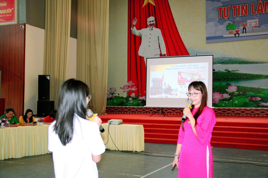 Học sinh khối 10 được các thầy cô giáo tận tình chia sẻ nâng cao nhận thức. (Ảnh: NTCC) b0691ad5-3265-4dd6-b907-6c0c524c8c6f.jpg