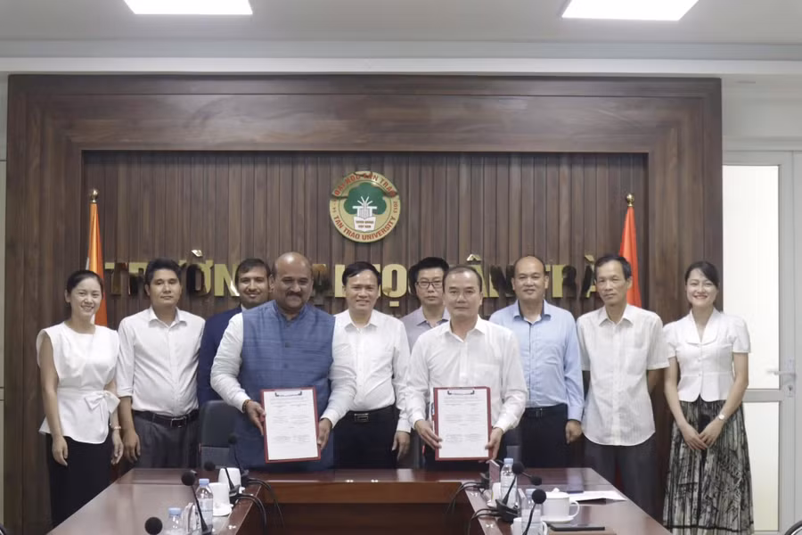 Lễ ký kết Biên bản ghi nhớ giữa Trường Đại học Tân Trào và Viện giáo dục QIS.