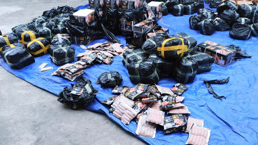 Số xúc xích không rõ nguồn gốc bị phát hiện. (Ảnh: CATQ)