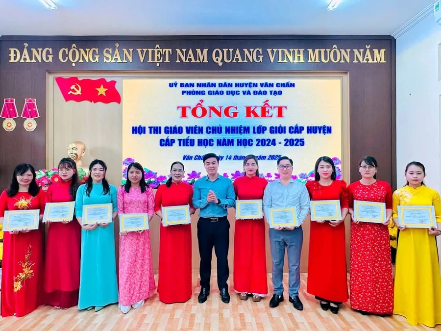 Hội thi nhằm tôn vinh các thầy cô giáo chủ nhiệm lớp giỏi của huyện Văn Chấn.