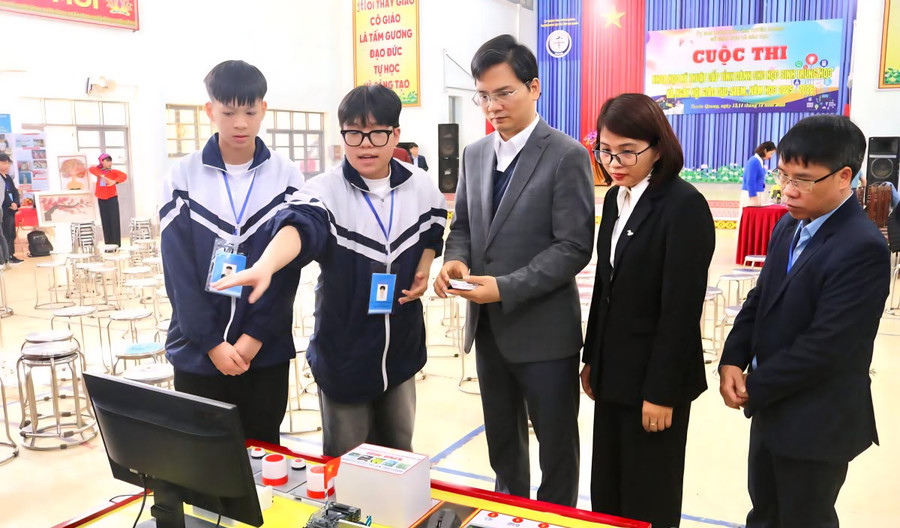 Các em học sinh tự tin giới thiệu các dự án của mình với lãnh đạo Sở GD&ĐT tỉnh Tuyên Quang. (Ảnh: Khánh Huyền)