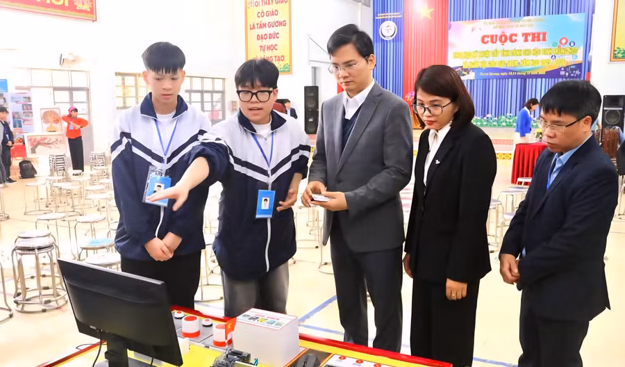 Các em học sinh tự tin giới thiệu các dự án của mình với lãnh đạo Sở GD&ĐT tỉnh Tuyên Quang. (Ảnh: Khánh Huyền)