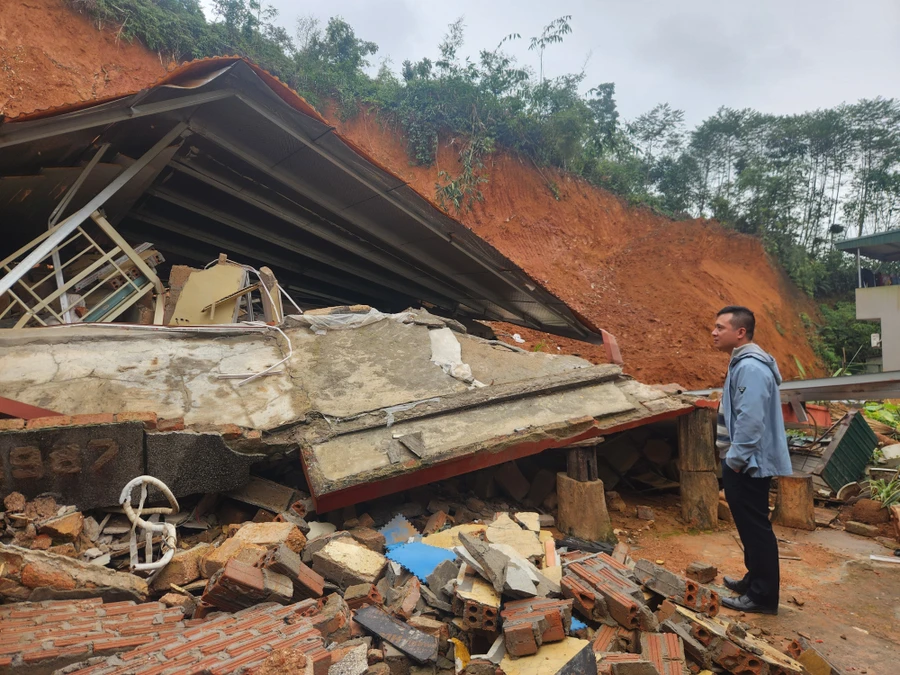 Gia đình anh Nguyễn Tuấn Vinh bị sập hoàn toàn nhà ở, hiện đang phải đi ở nhờ 2 nơi.