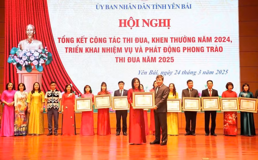 Cô giáo Trần Thị Hường nhận Bằng khen của Thủ tướng Chính phủ.