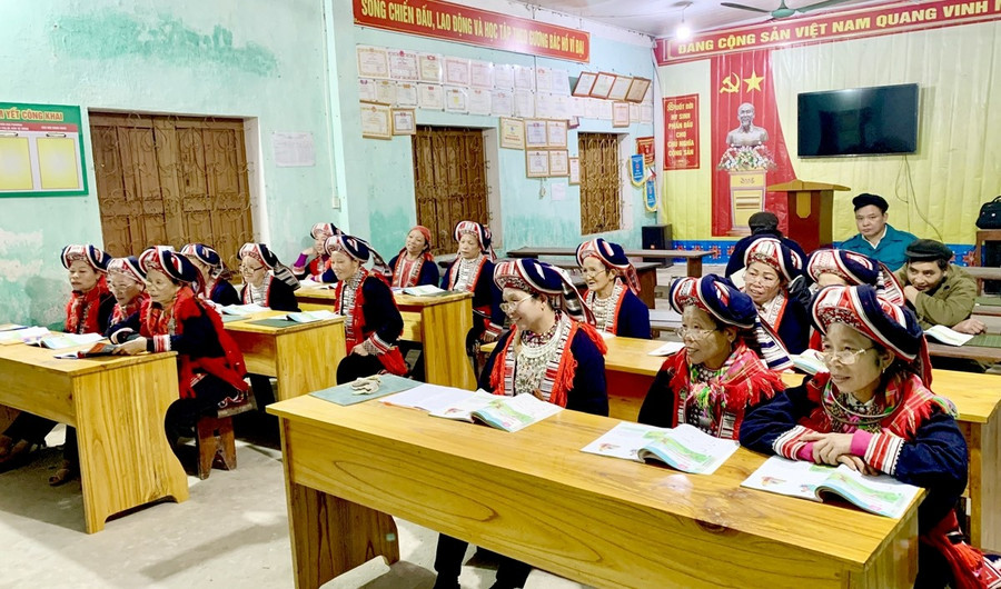 Lớp học xóa mù chữ tại xã Hồ Thầu, Tuyên Quang. (Ảnh: Vũ Mừng)