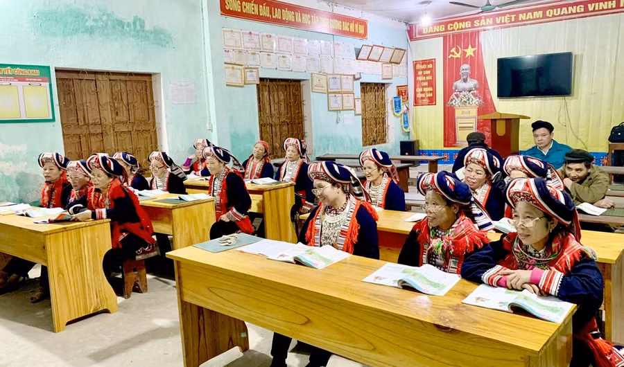 Lớp học xóa mù chữ tại xã Hồ Thầu, Tuyên Quang. (Ảnh: Vũ Mừng)