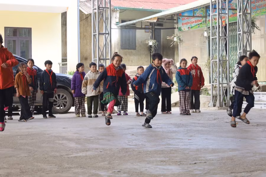 Về điểm trường chính, học sinh vùng cao được nâng cao kỹ năng.