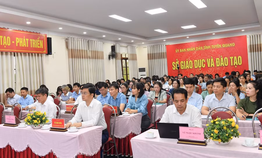 Hơn 20.000 cán bộ, giáo viên tại Tuyên Quang được bồi dưỡng chính trị.