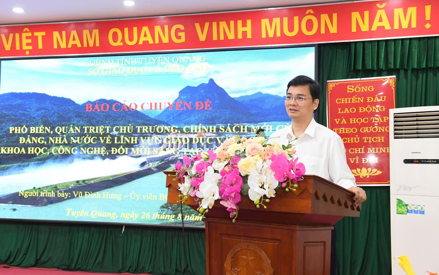 Ông Vũ Đình Hưng Giám đốc Sở GD&ĐT Tuyên Quang phổ biến, quán triệt chủ trương, chính sách mới của Đảng và Nhà nước về lĩnh vực giáo dục và đào tạo, khoa học công nghệ, đổi mới sáng tạo và chuyển đổi số. 1000040778.jpg
