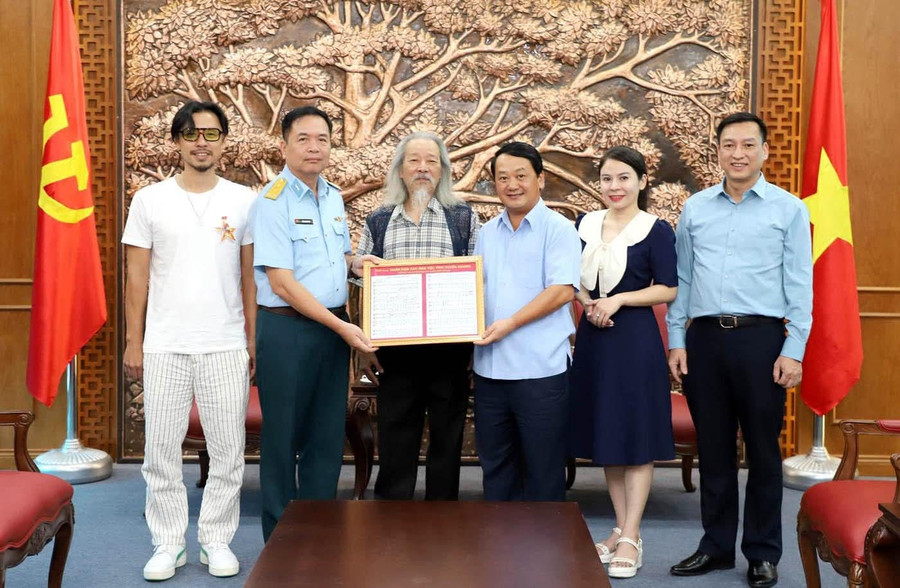 Bí thư tỉnh Tuyên Quang Hầu A Lềnh tiếp nhận bút tích bài hát "Tiến quân ca". 1000039766.jpg