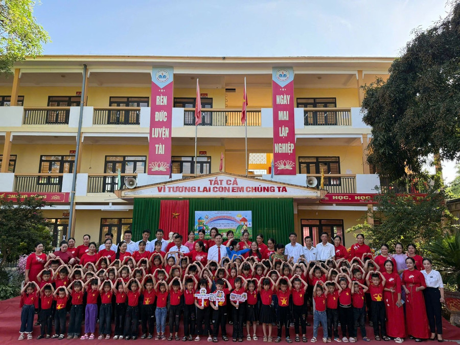 Tập thể CBQL, GV và học sinh chuẩn bị vào lớp 1 năm học 2025-2026 trường TH&THCS Xuân Giang 1000039769.jpg
