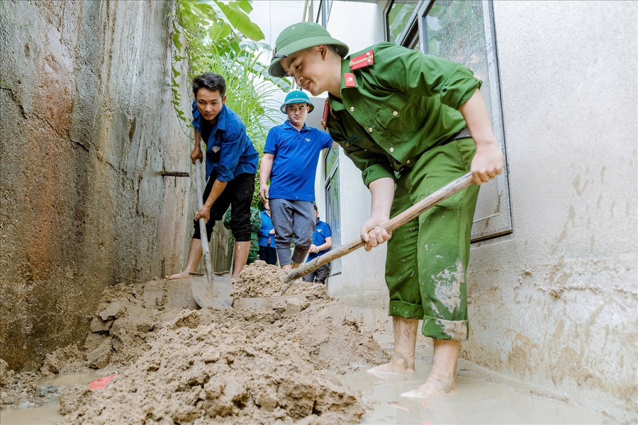 Sự chung tay giúp thầy cô và các em học sinh yên tâm bước vào năm học mới. 1000039797.jpg