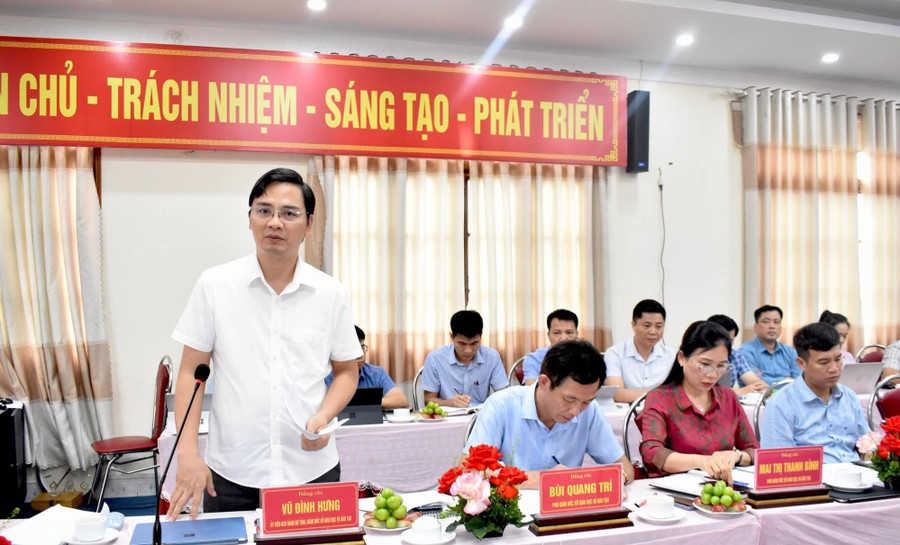 Ông Vũ Đình Hưng, Giám đốc Sở GD&ĐT tỉnh Tuyên Quang báo cáo tình hình giáo dục địa phương. 1000039783.jpg