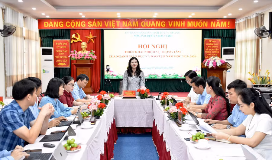 Bà Vương Ngọc Hà, Phó Chủ tịch UBND tỉnh Tuyên Quang chủ trì buổi triển khai nhiệm vụ năm học mới.