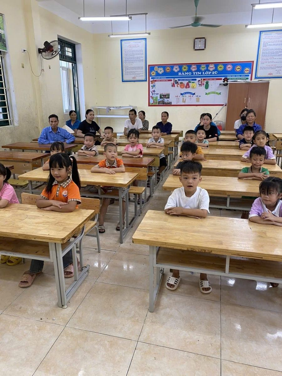 Cha mẹ học sinh đưa, dự tiết dạy làm quen tại trường TH Đội Cấn. 1000039771.jpg