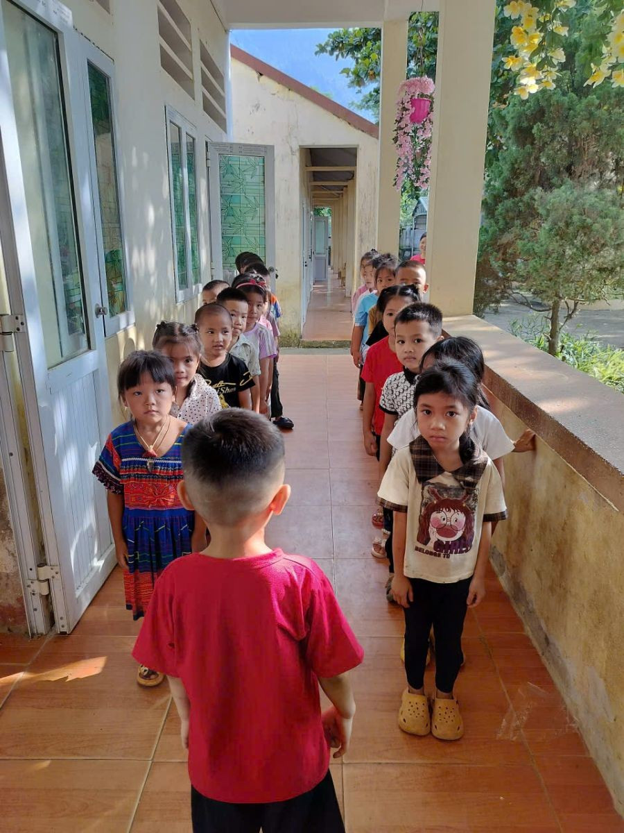 Học sinh Tiểu học Phong Quang tập làm quen với nền nếp lớp học. 1000039778.jpg