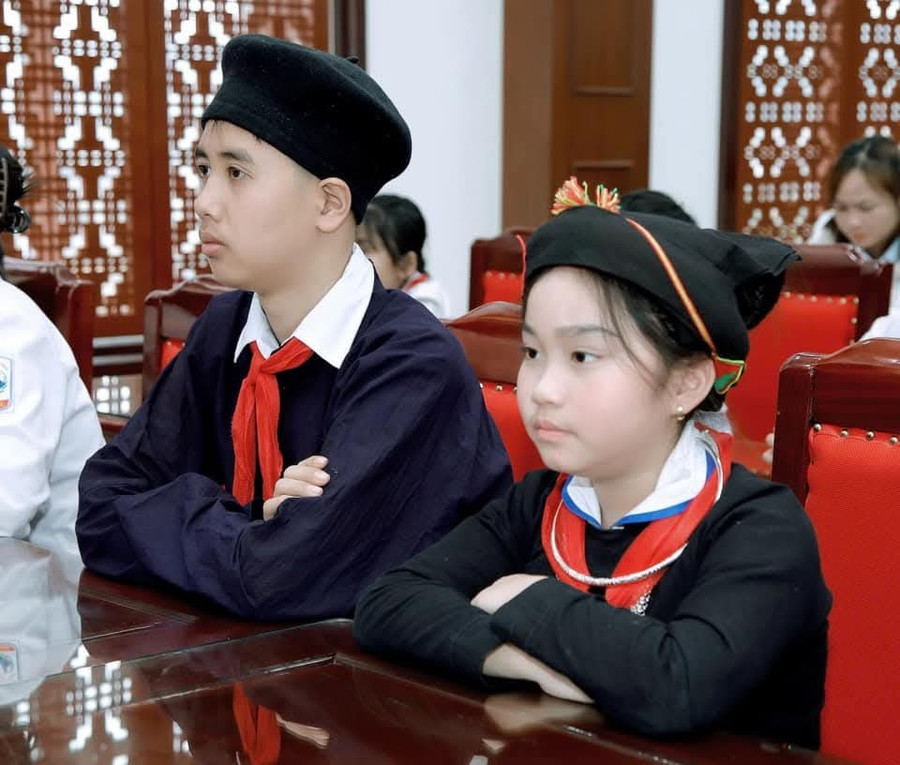 Những gương mặt là những bông hoa ngát hương trong "Vườn hoa dâng bác". 1000030326.jpg