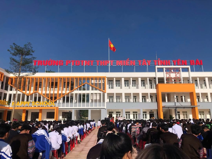 Buổi chào cờ đầu tuần của trường PTDTNT THPT Miền Tây. 1000032920.jpg