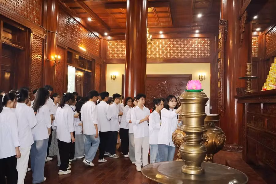 Các em học sinh trường THPT Nguyễn Huệ dâng hương Bác Hồ tại Di tích lịch sử Quốc gia - Lễ đài Sân vận động TP Yên Bái.