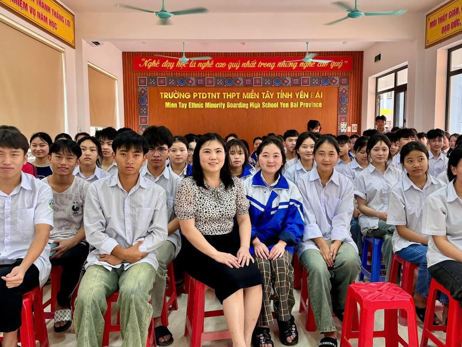 Cô và trò trường PTDTNT THPT Miền Tây gần gũi, thân thiện trong môi trường giáo dục hạnh phúc. 1000032921.jpg