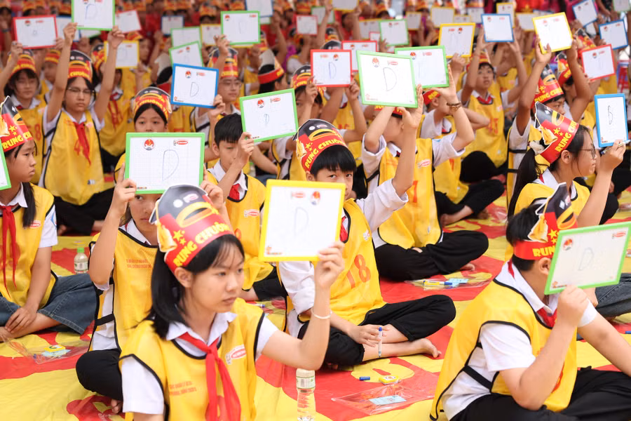 Các em học sinh tham gia cuộc thi.