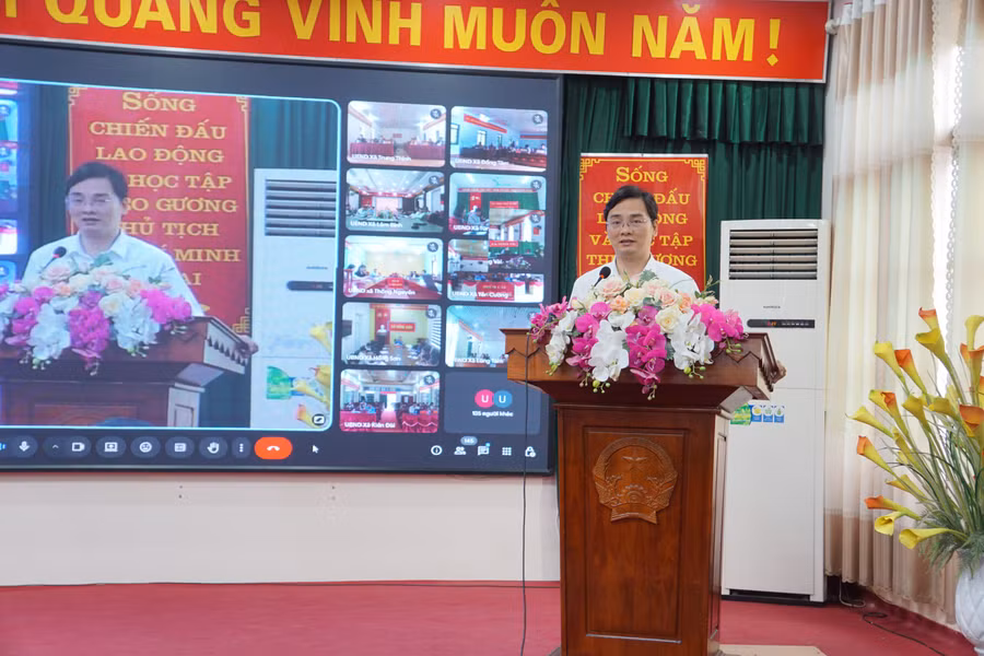 Ông Vũ Đình Hưng, Giám đốc Sở GD&ĐT Tuyên Quang phát biểu tại hội nghị.