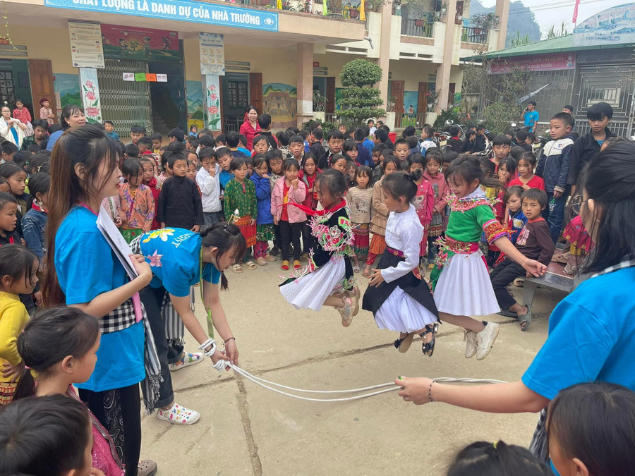 Các em học sinh đến trường với niềm vui, hạnh phúc.