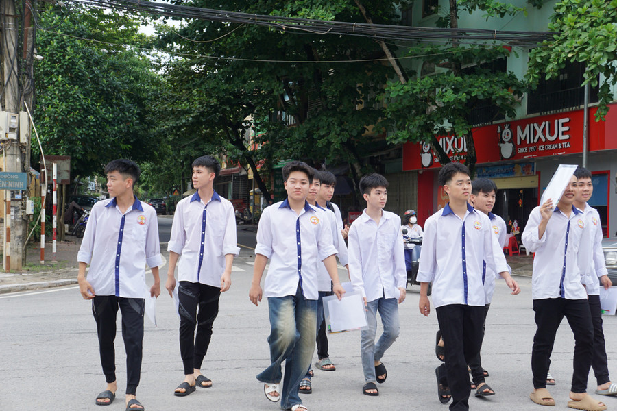 Học sinh đến điểm thi với tâm lý thoải mái. dsc05834.jpg