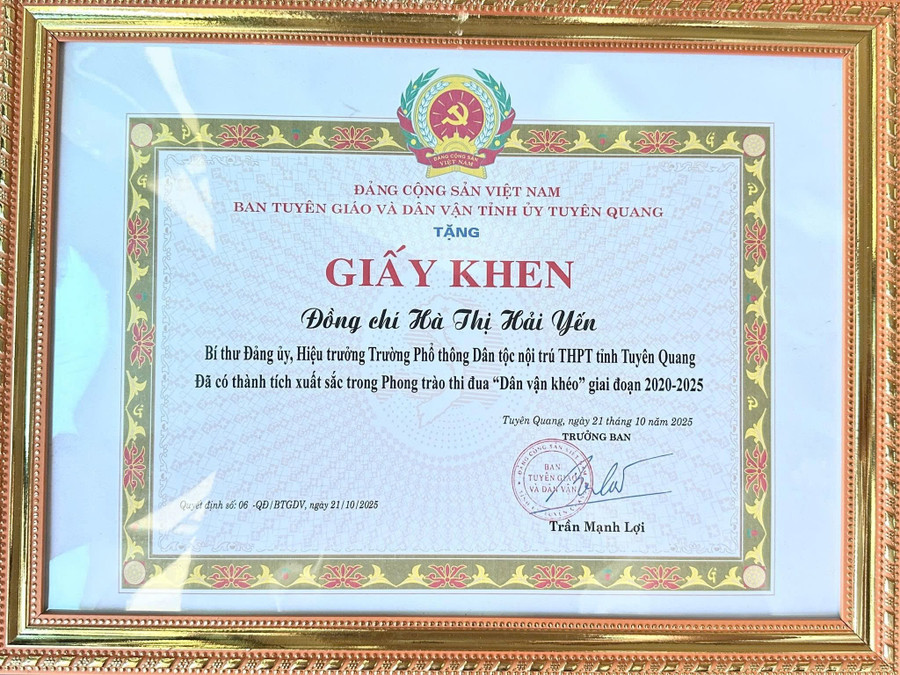 Giấy khen của nữ Hiệu trưởng Hà Thị Hải Yến trong phong trào thi đua "Dân vận khéo". 1000043455.jpg