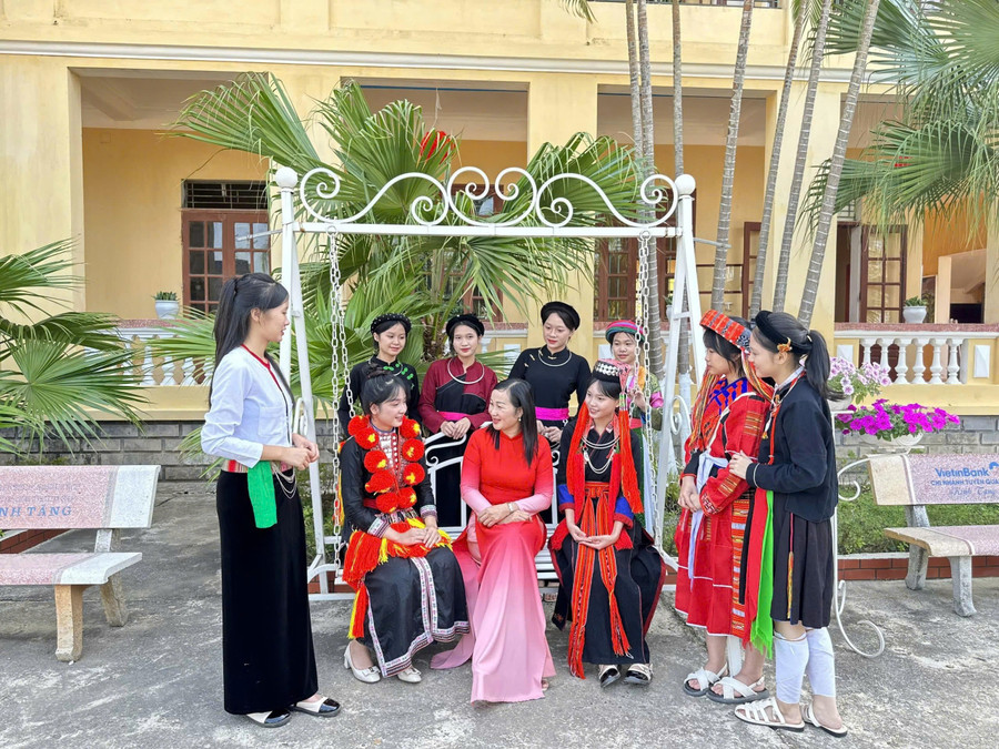 Bà Hà Thị Hải Yến bên các học sinh của nhà trường. 1000043454.jpg