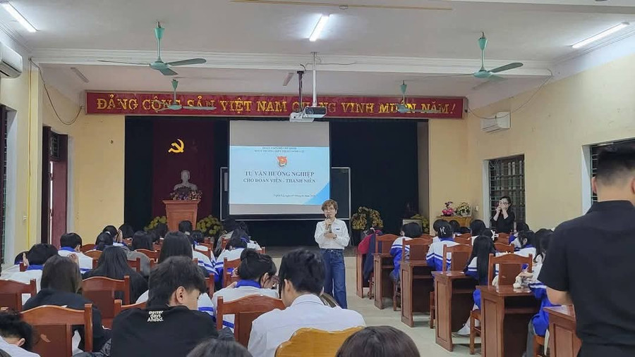 Các em học sinh TX Nghĩa Lộ trong buổi tư vấn hướng nghiệp.