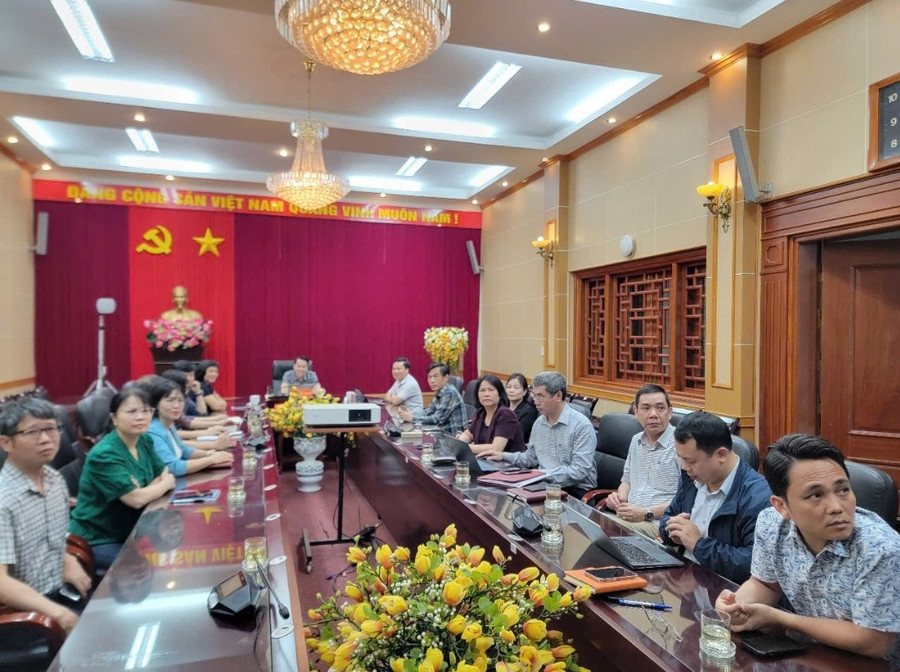 Ông Luyện Hữu Chung chủ trì tại điểm cầu Sở GD&ĐT Yên Bái.